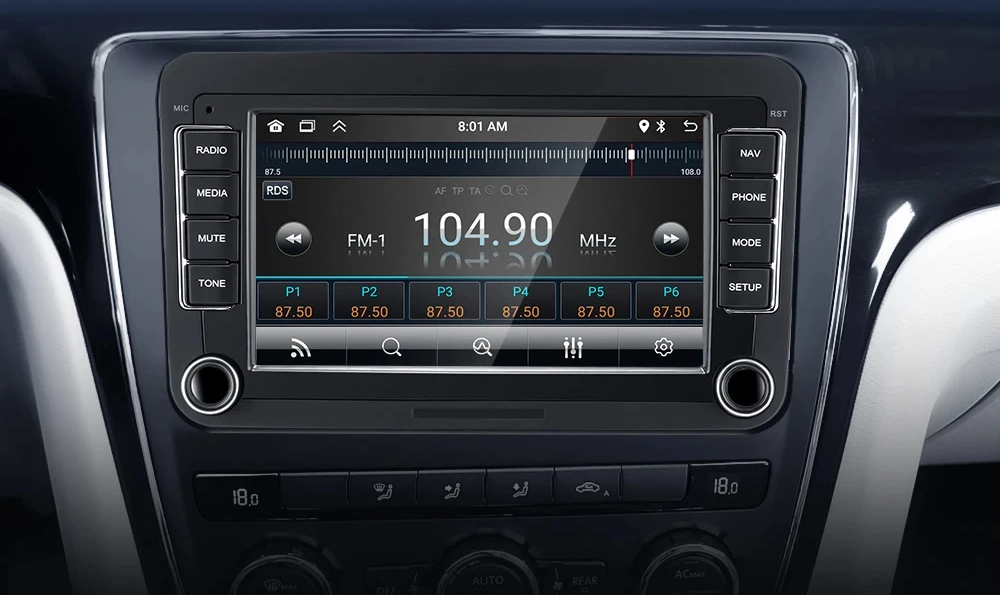 Enheten monterad i en VW-instrumentbräda, med radioläget och RDS aktivt
